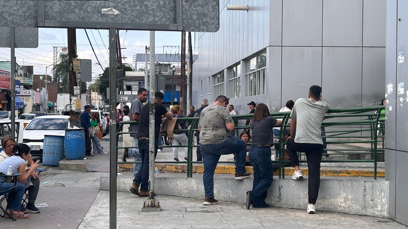 Pasan Nochebuena a afuera de la Clínica 4 del IMSS en Guadalupe