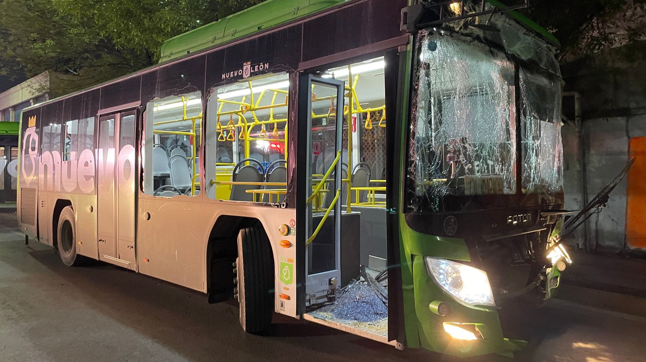 Choque entre dos camiones deja una pasajera lesionada