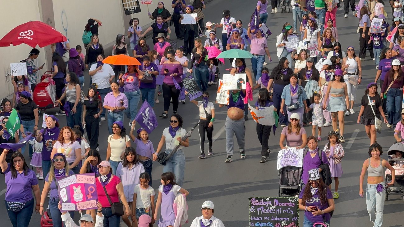 Exhiben a coronel de SEDENA en marcha del 8M en Saltillo