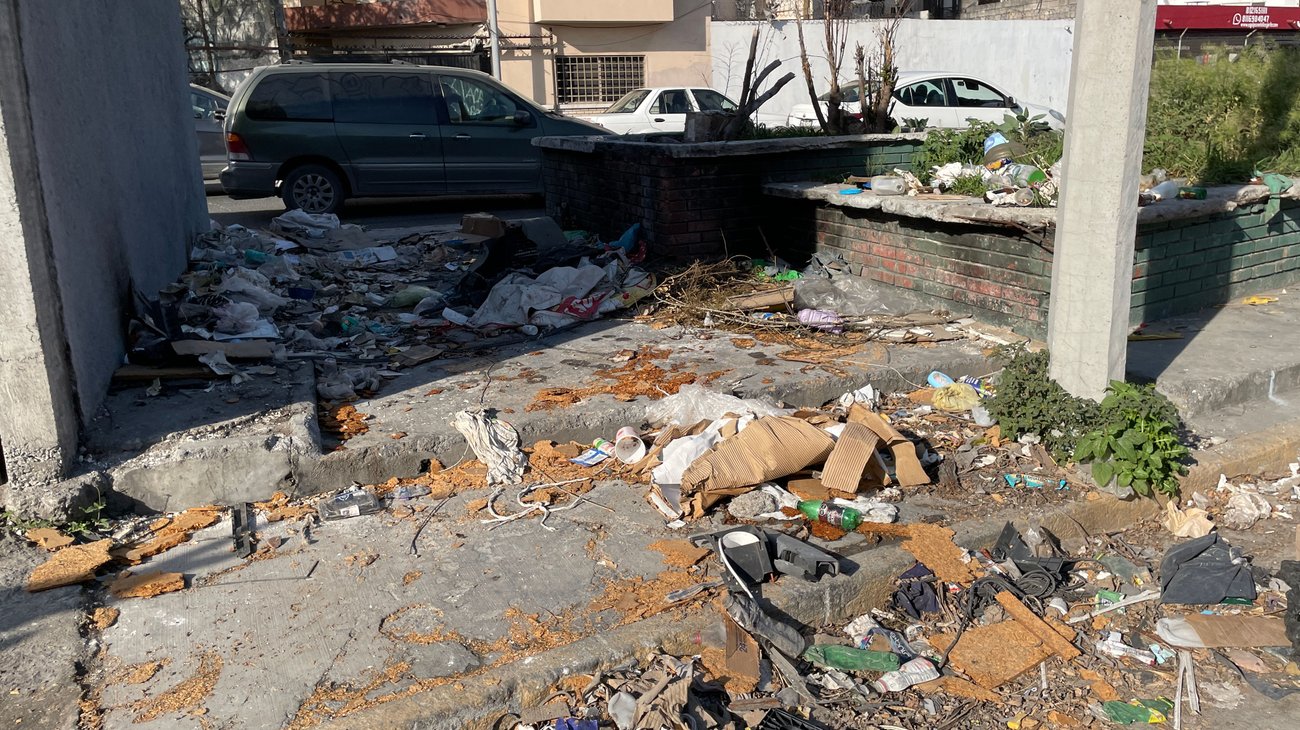 Crean basurero clandestino en vía pública