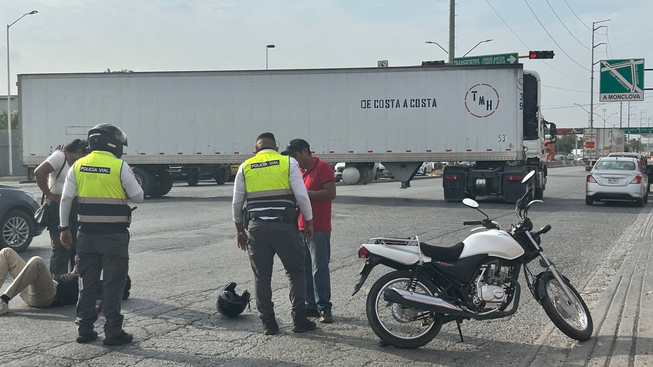 Motociclista es lesionado tras choque con camioneta en Escobedo