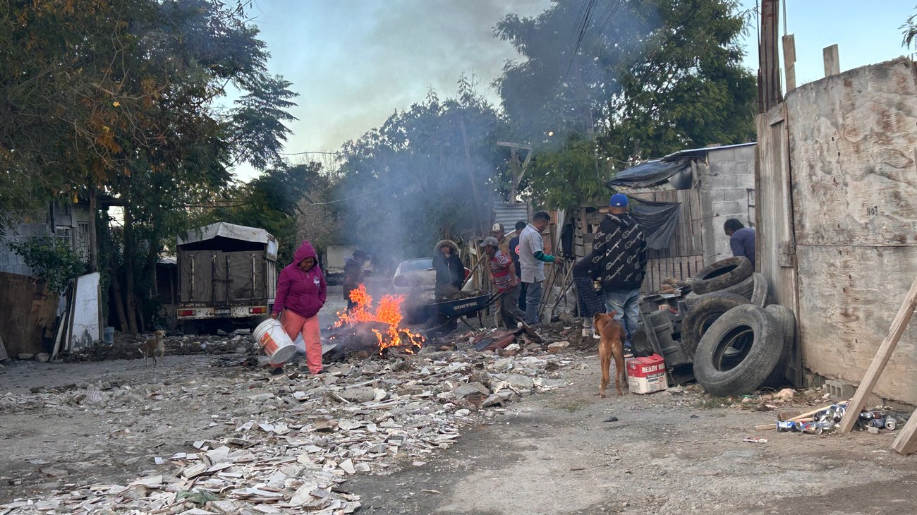 Entre madera y láminas, familias enfrentan el frío en Monterrey