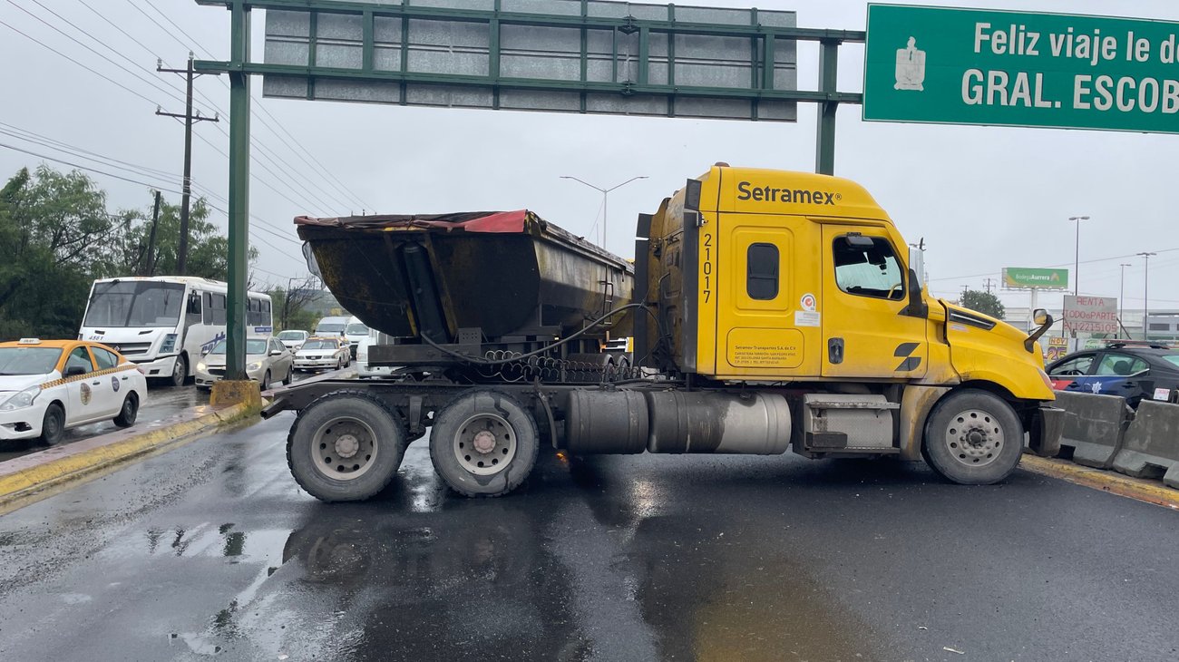 Choca trailer contra camellón centran en Escobedo