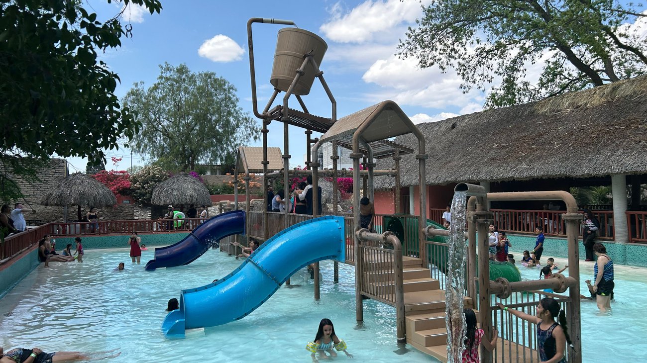 Familias conviven durante Jueves Santo en balnearios