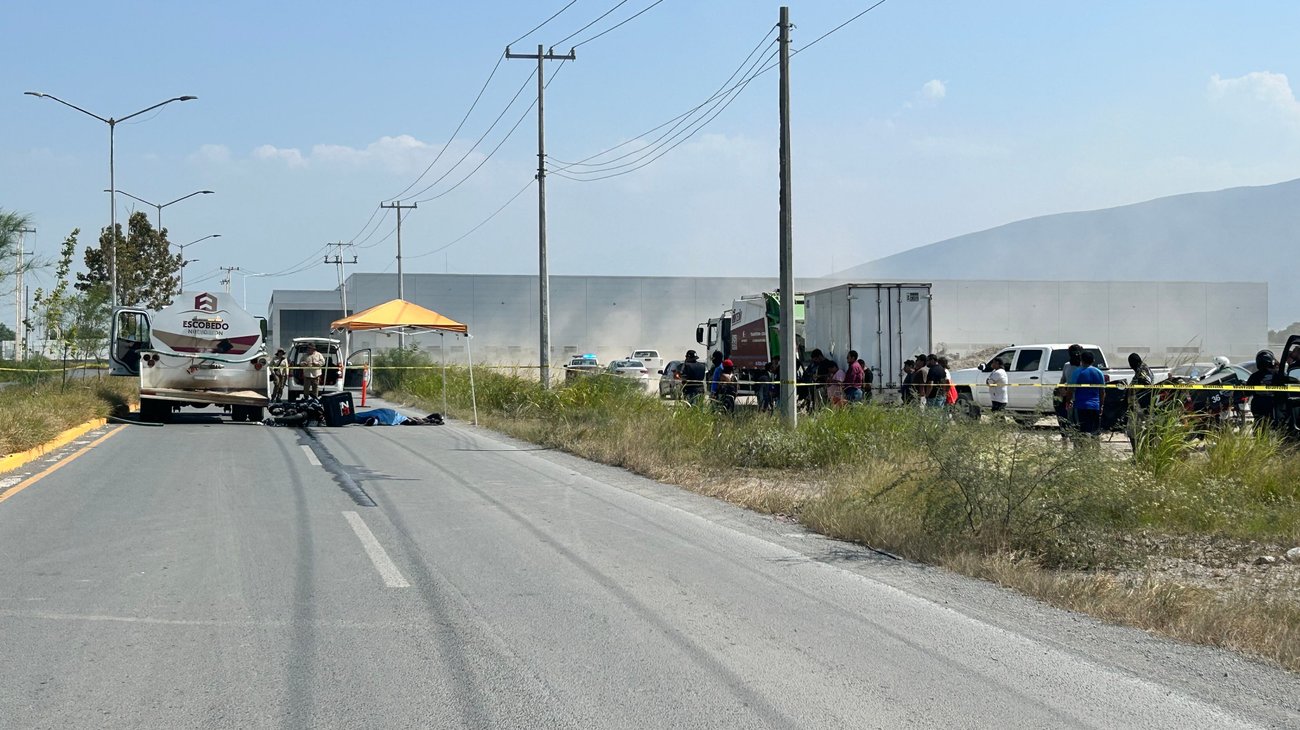 Motociclista muere tras impactarse contra pipa en Escobedo