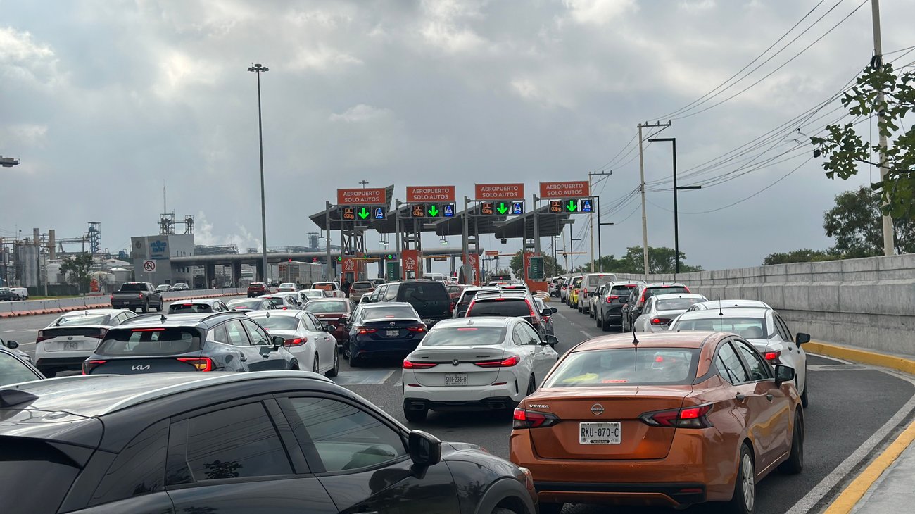 Aumentan filas en caseta del Aeropuerto de Monterrey