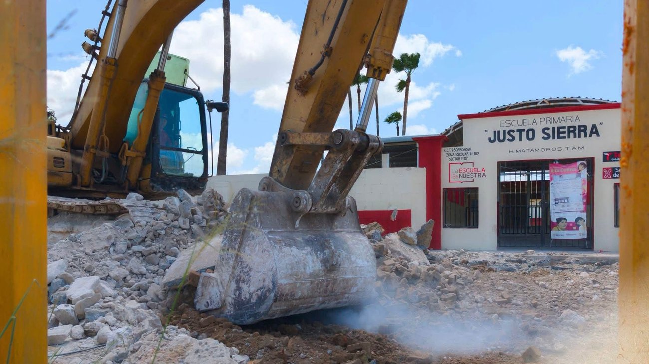Inician pavimentación y banquetas en primaria Justo Sierra