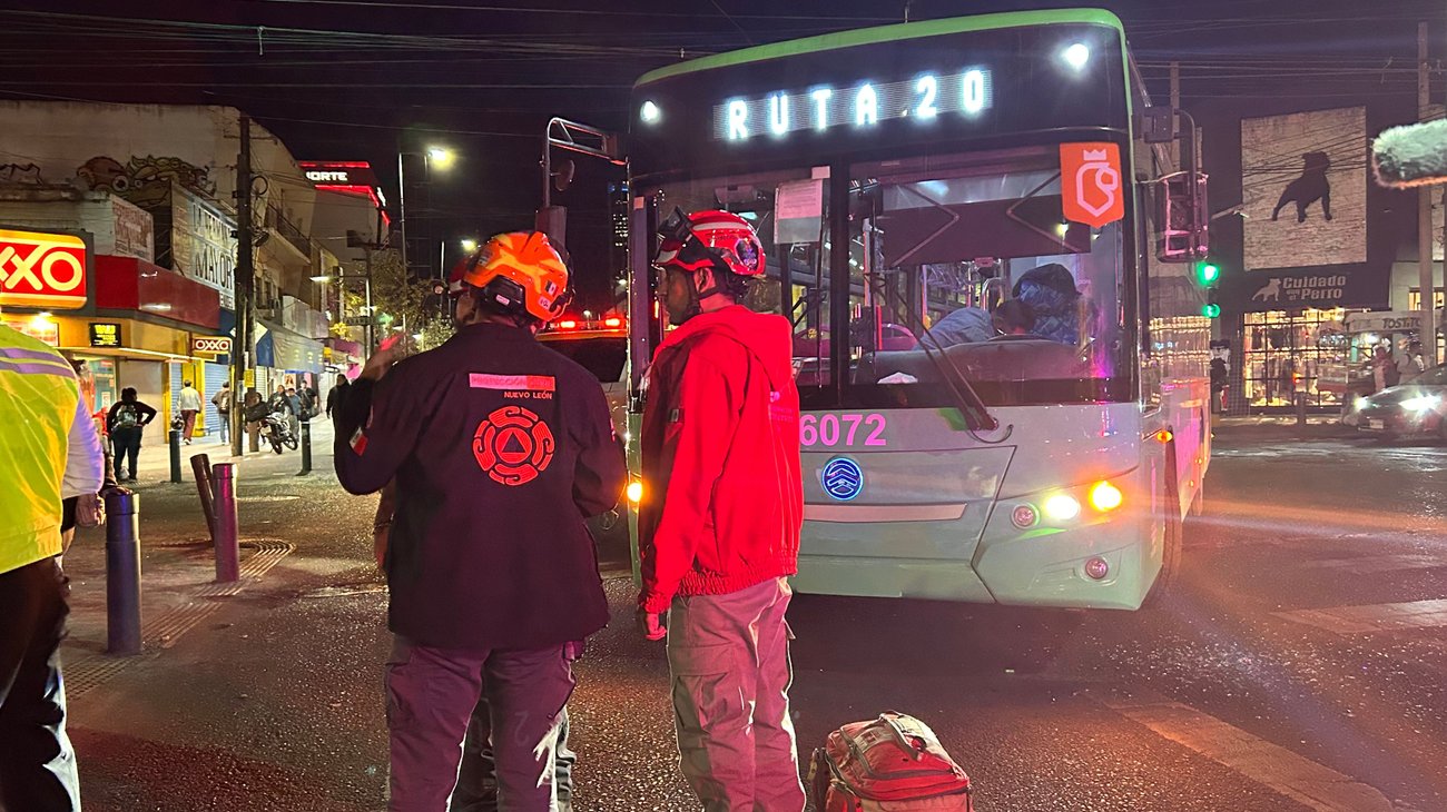 Atropella ruta a hombre en muletas en el Centro de Monterrey