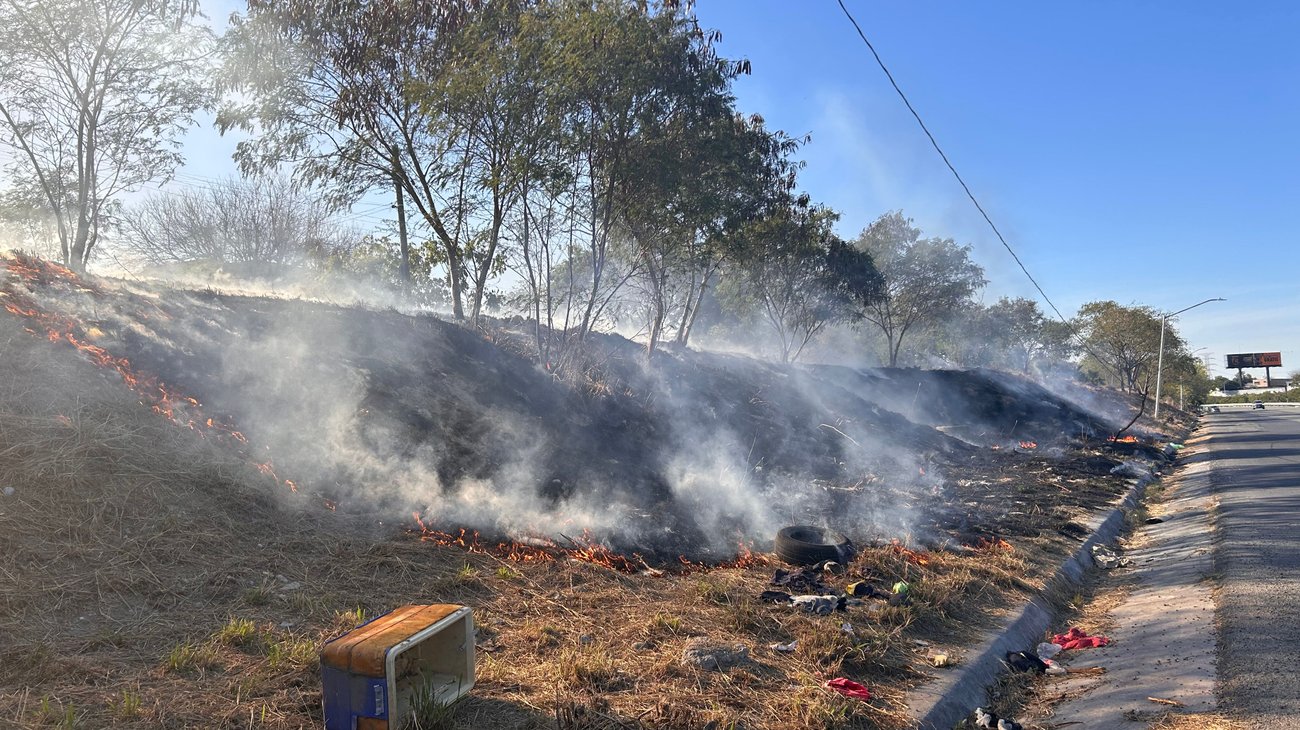 Intentan vecinos sofocar incendio a cubetazos en Guadalupe