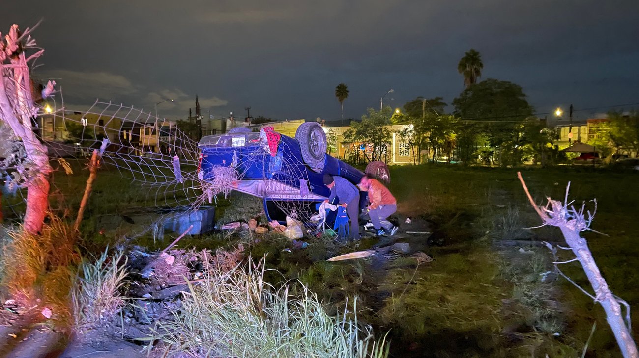 Comerciante resulta lesionado al volcar su camioneta
