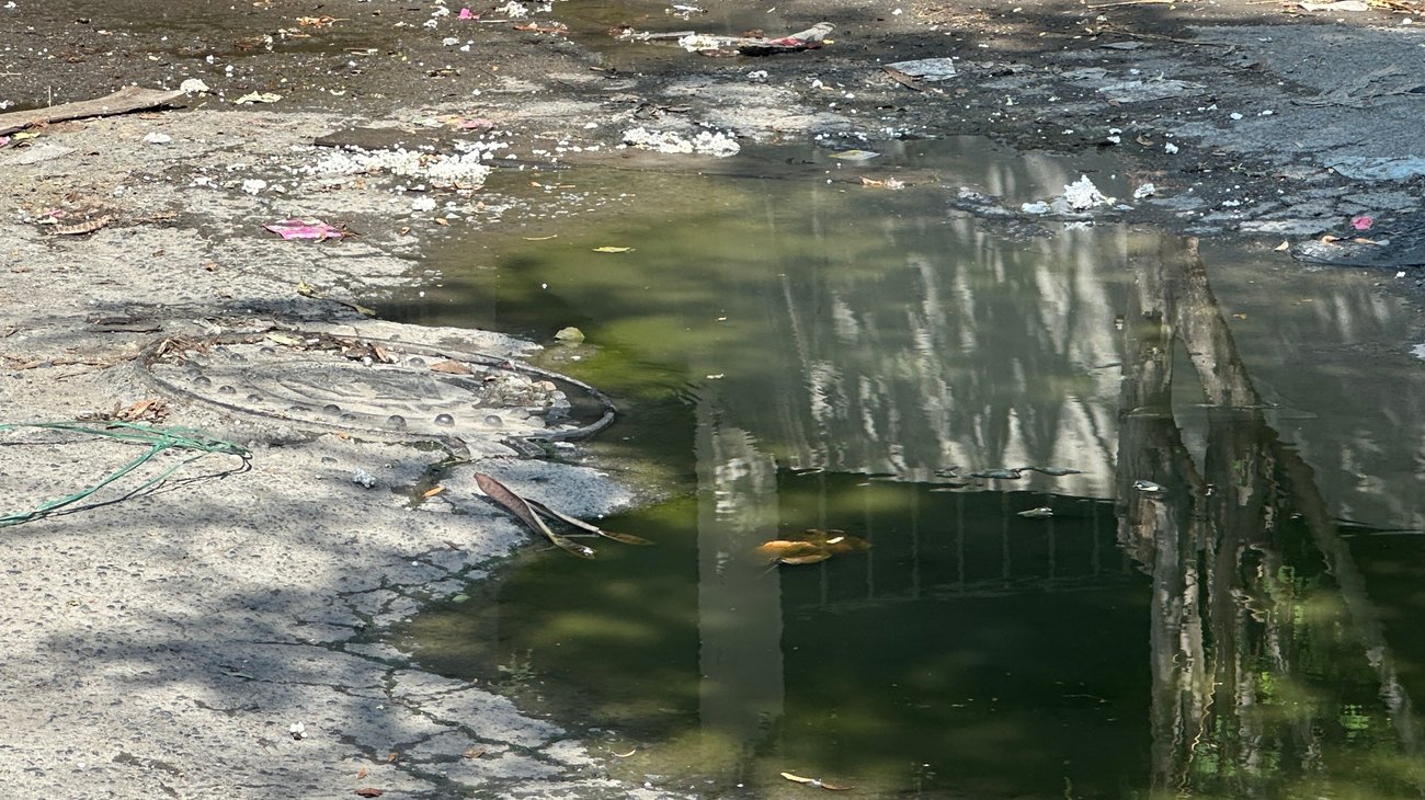 Aguas negras invaden calles de la colonia Moderna