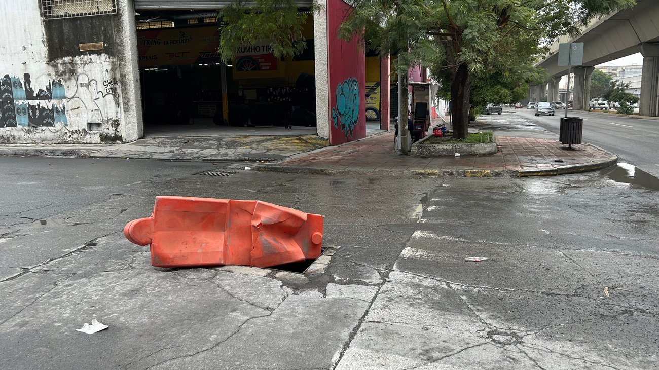 Reportan peligro por alcantarilla abierta en calle Ramón Corona