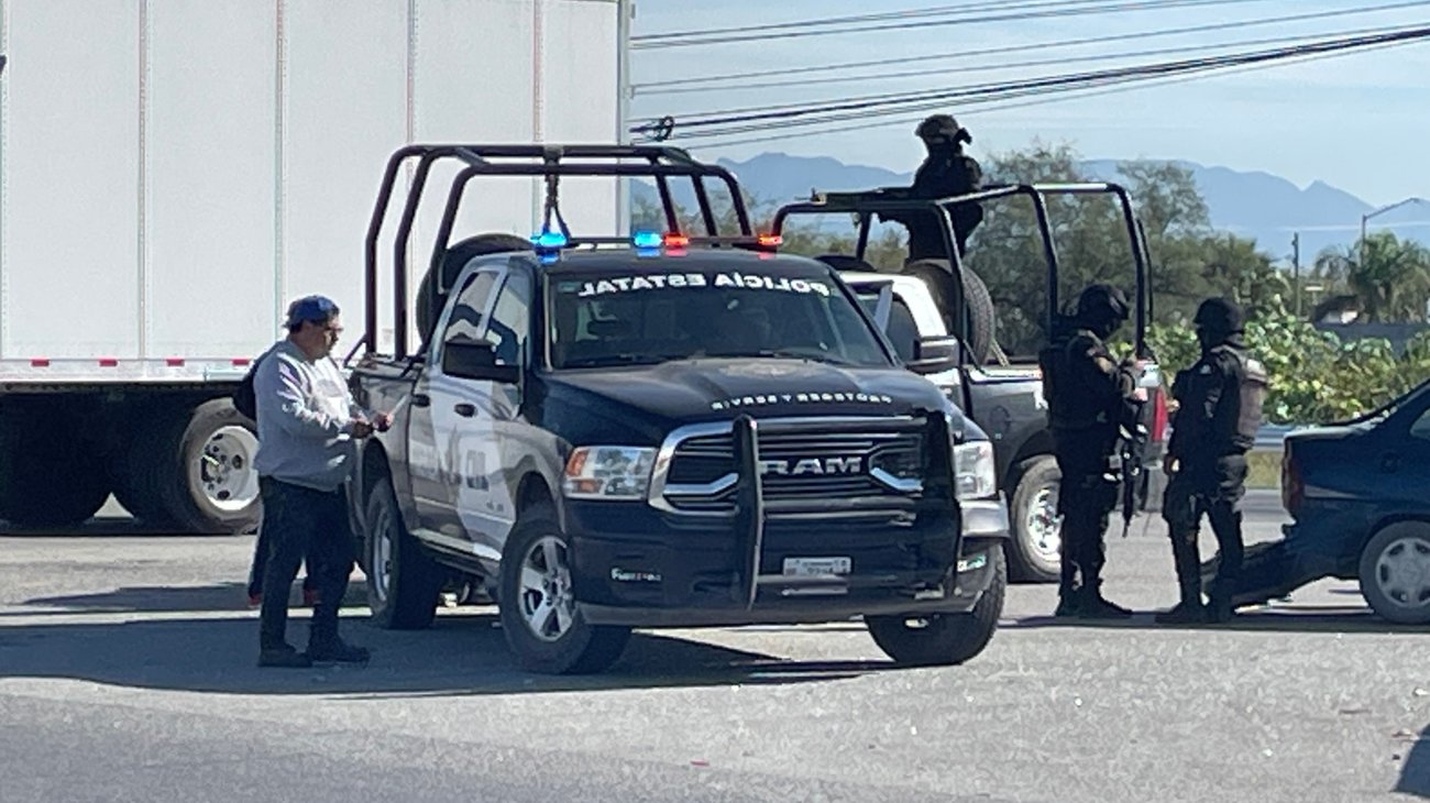 Choca patrulla de Fuerza Civil a auto en carretera a Laredo