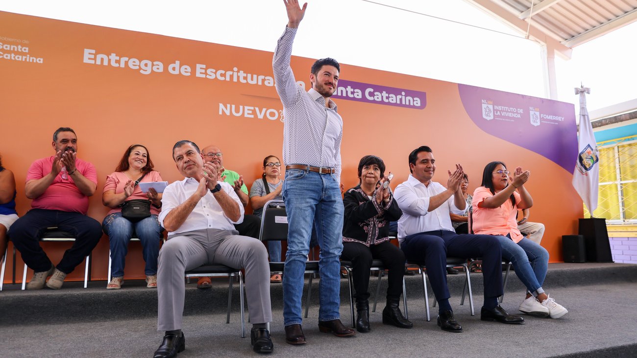 Entregan 218 escrituras a familias de la colonia Puerta del Sol