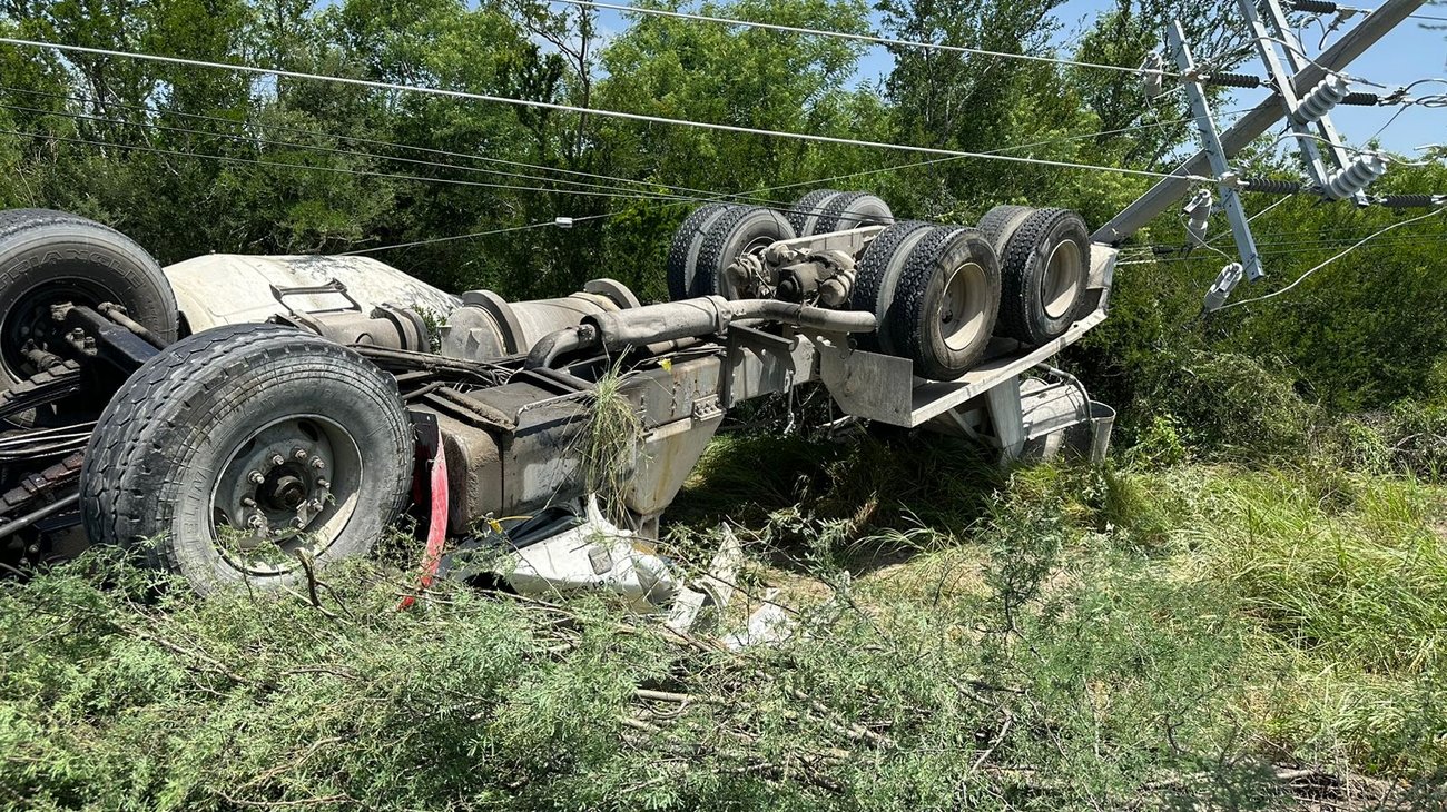 Vuelca revolvedora en carretera Dr. González-Cadereyta