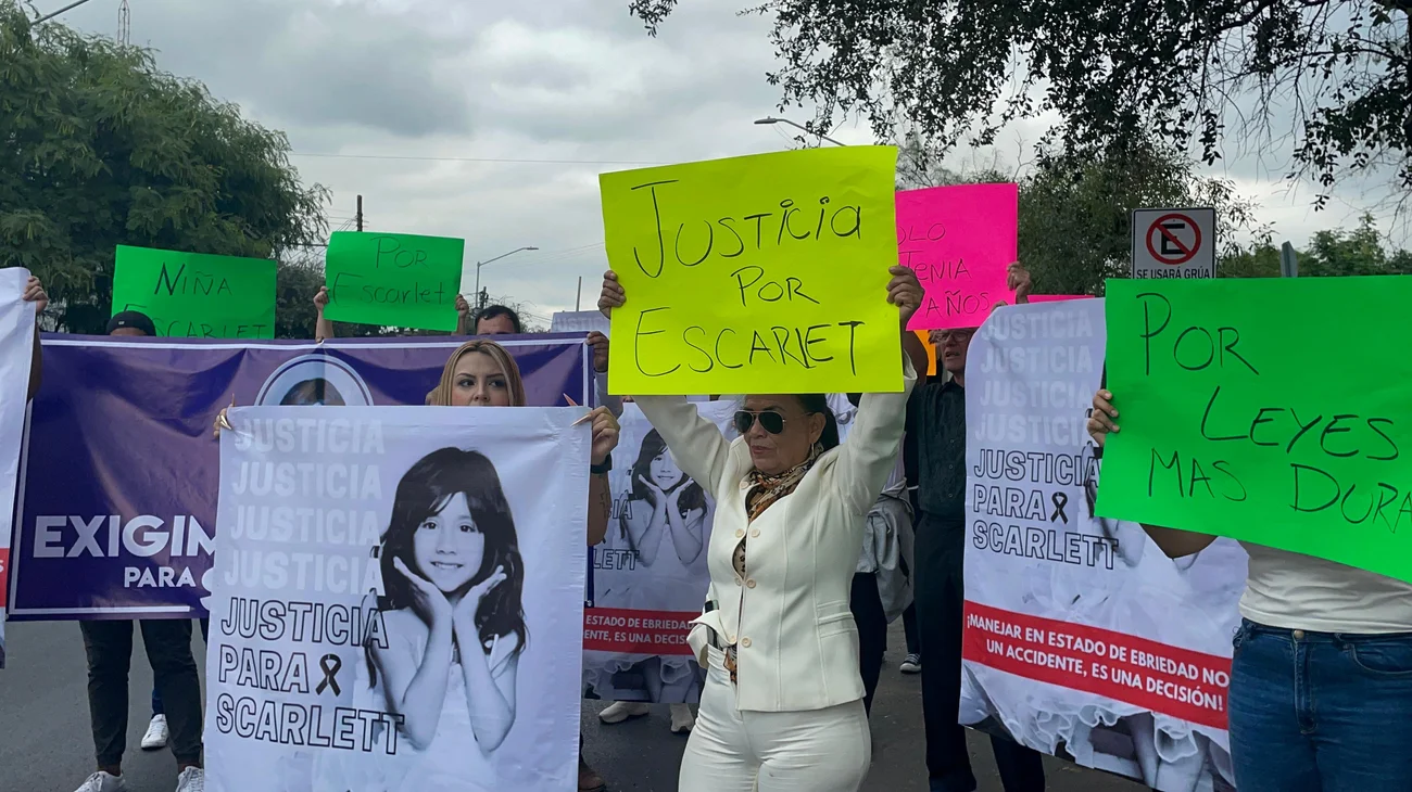 Familiares piden justicia durante velorio de Scarlett