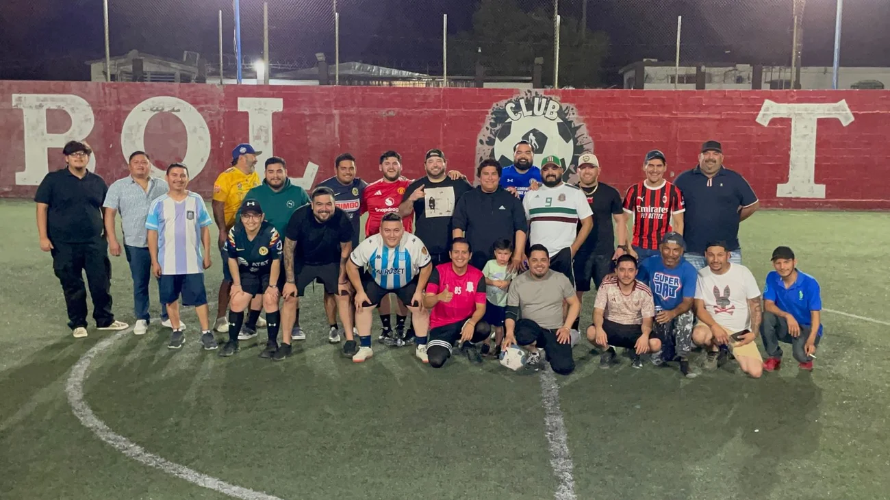 Amigos celebran Año Nuevo con una tradición futbolera