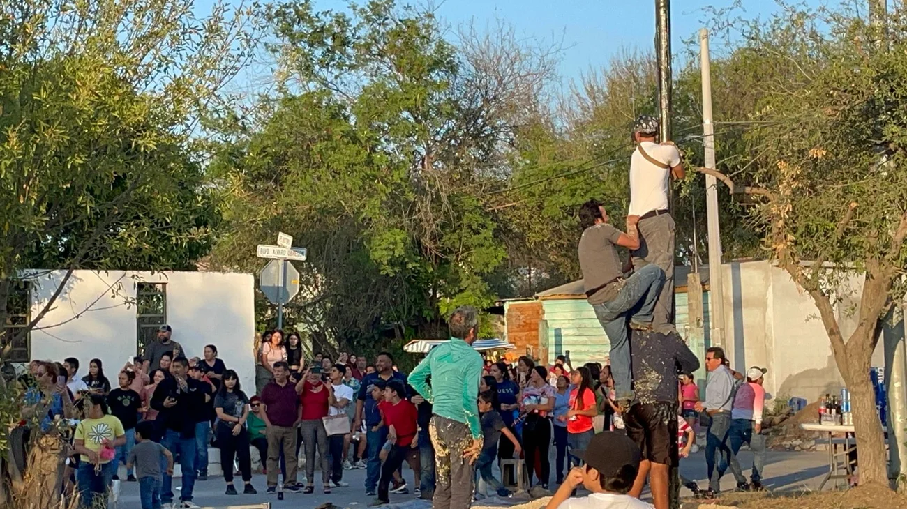 Reciben Año Nuevo con tradición del 'Palo Encebado' en Reynosa