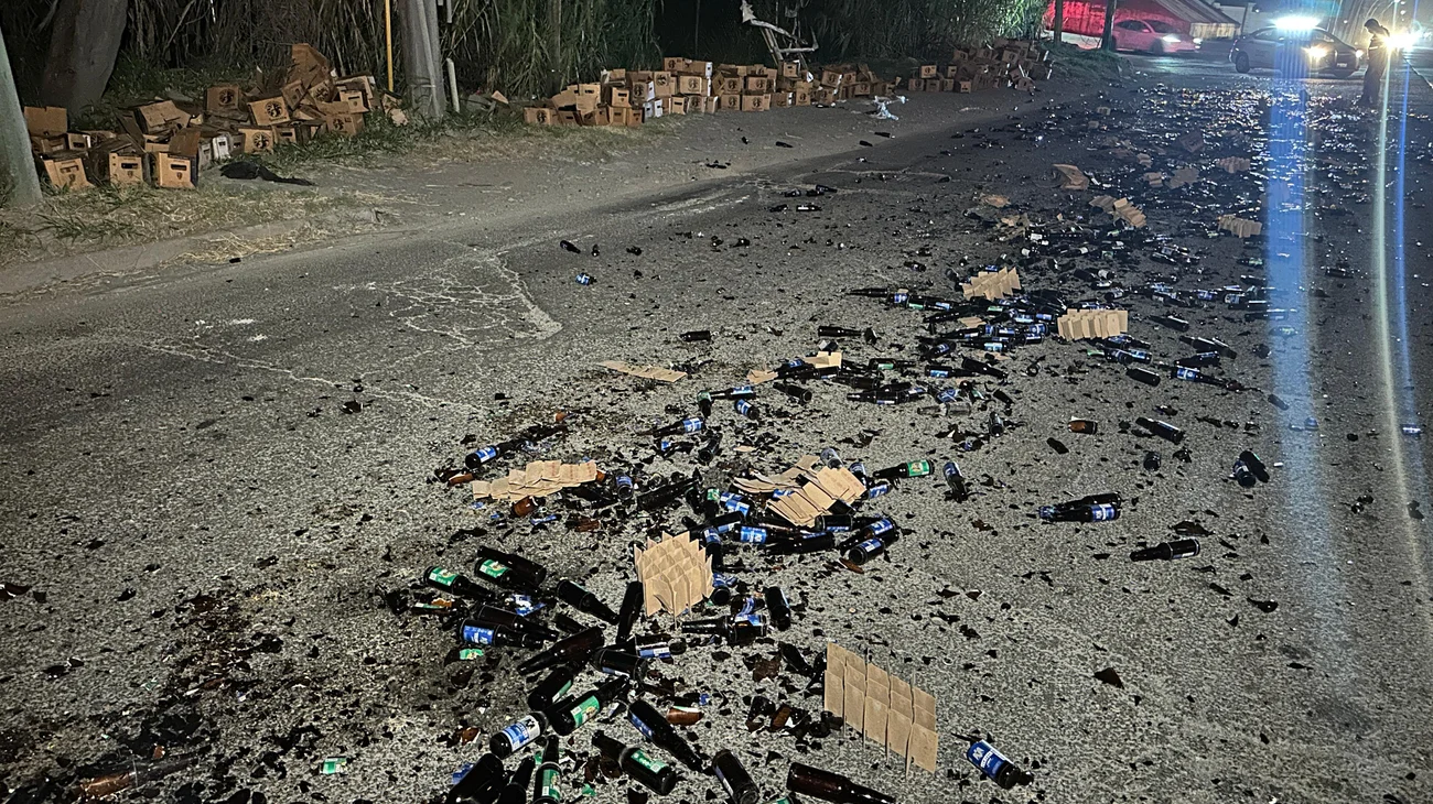 Tráiler sufre avería en caja y derrama cerveza en Ruiz Cortines