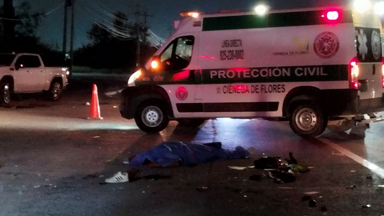 Chocan motocicleta y camión de personal en Carretera a Laredo