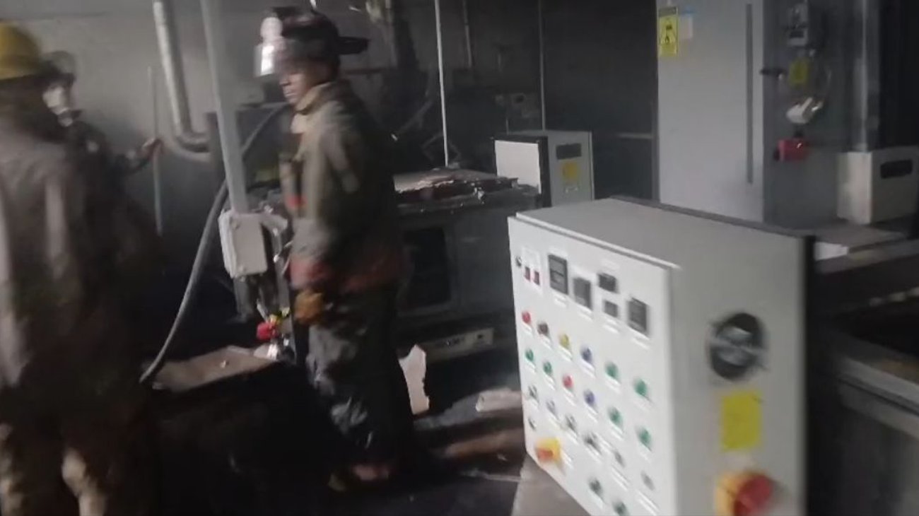 Desalojan a 300 personas tras incendio en empresa de Guadalupe