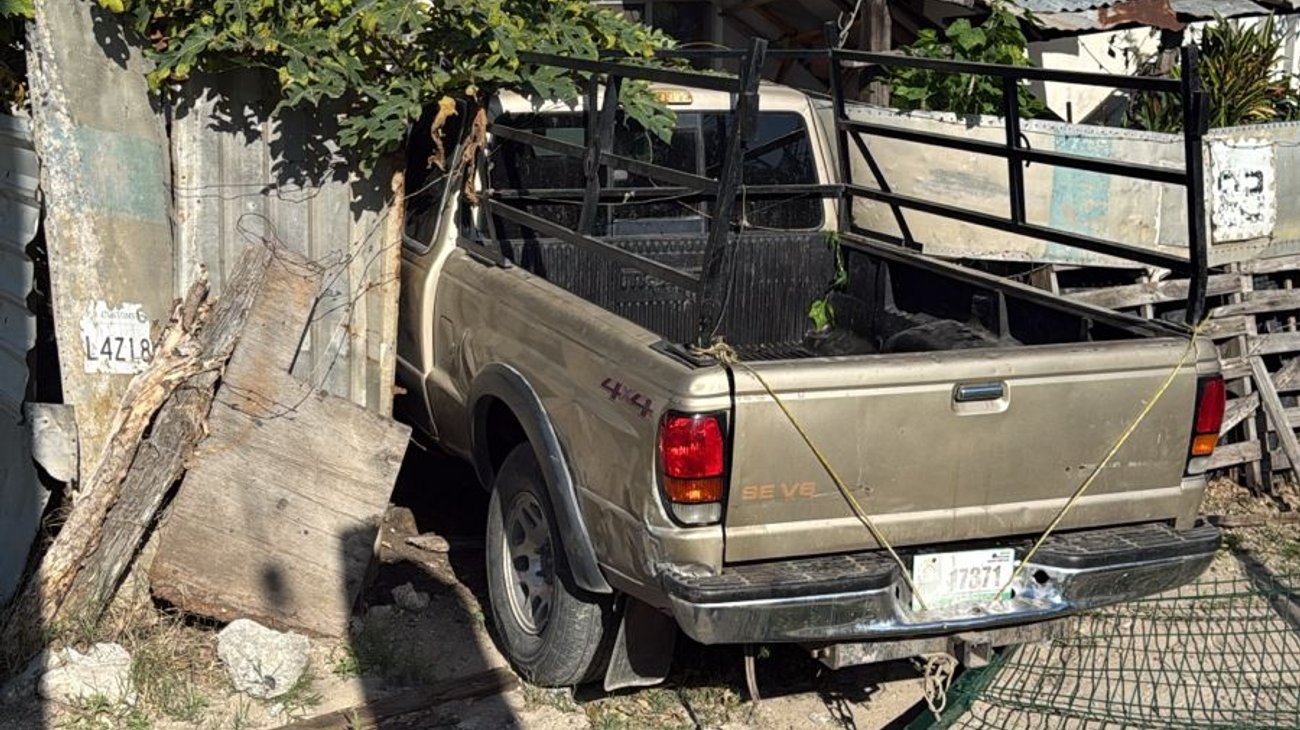 Camioneta sin frenos se incrusta en vivienda de Lomas de Miralta