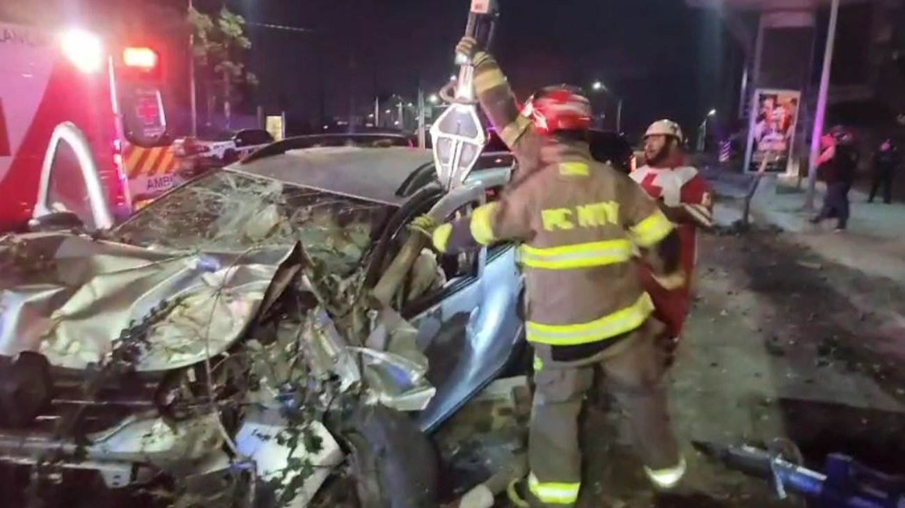 Conductora lesionada tras estrellarse contra estructura del Metro