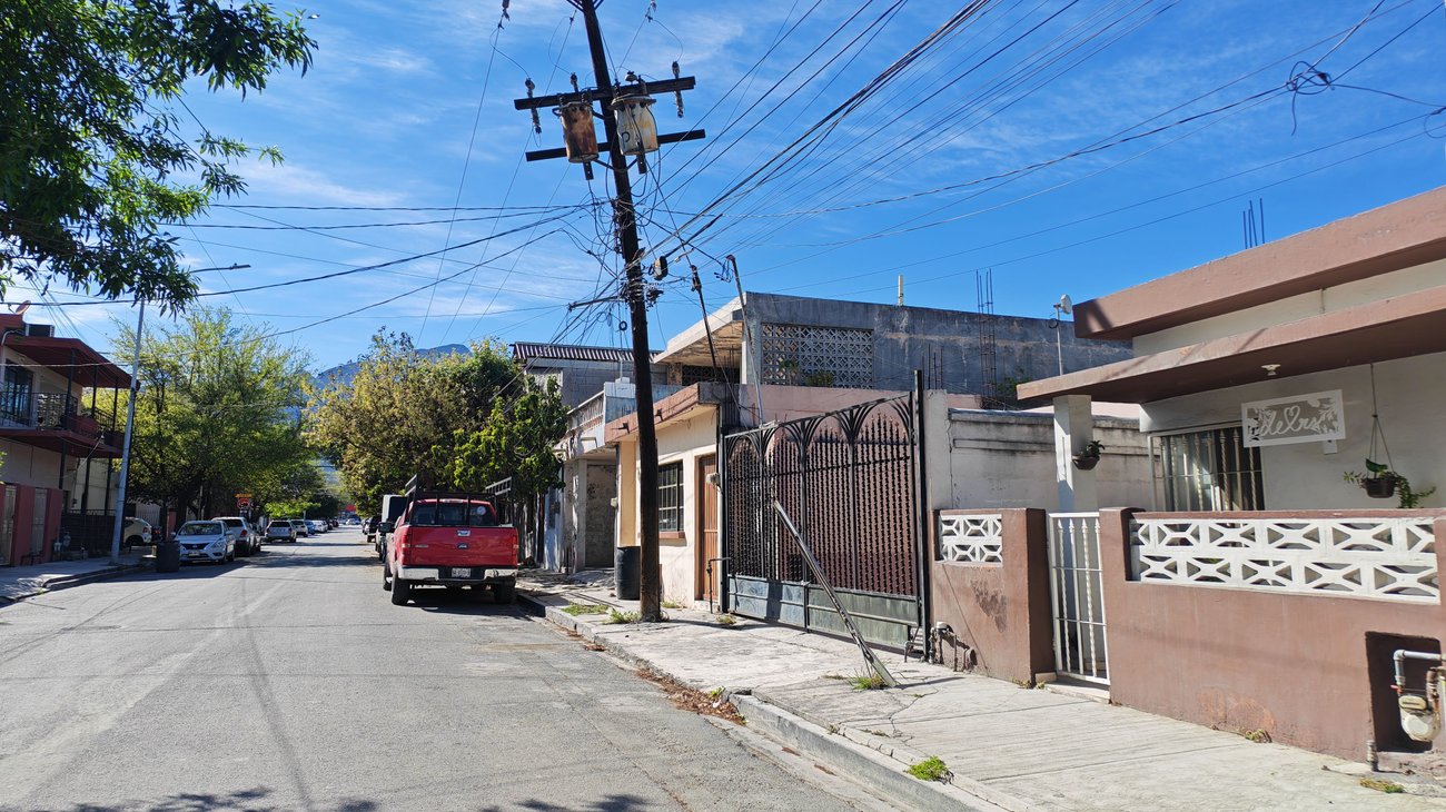 Vecinos denuncian poste inclinado tras daño en cables 