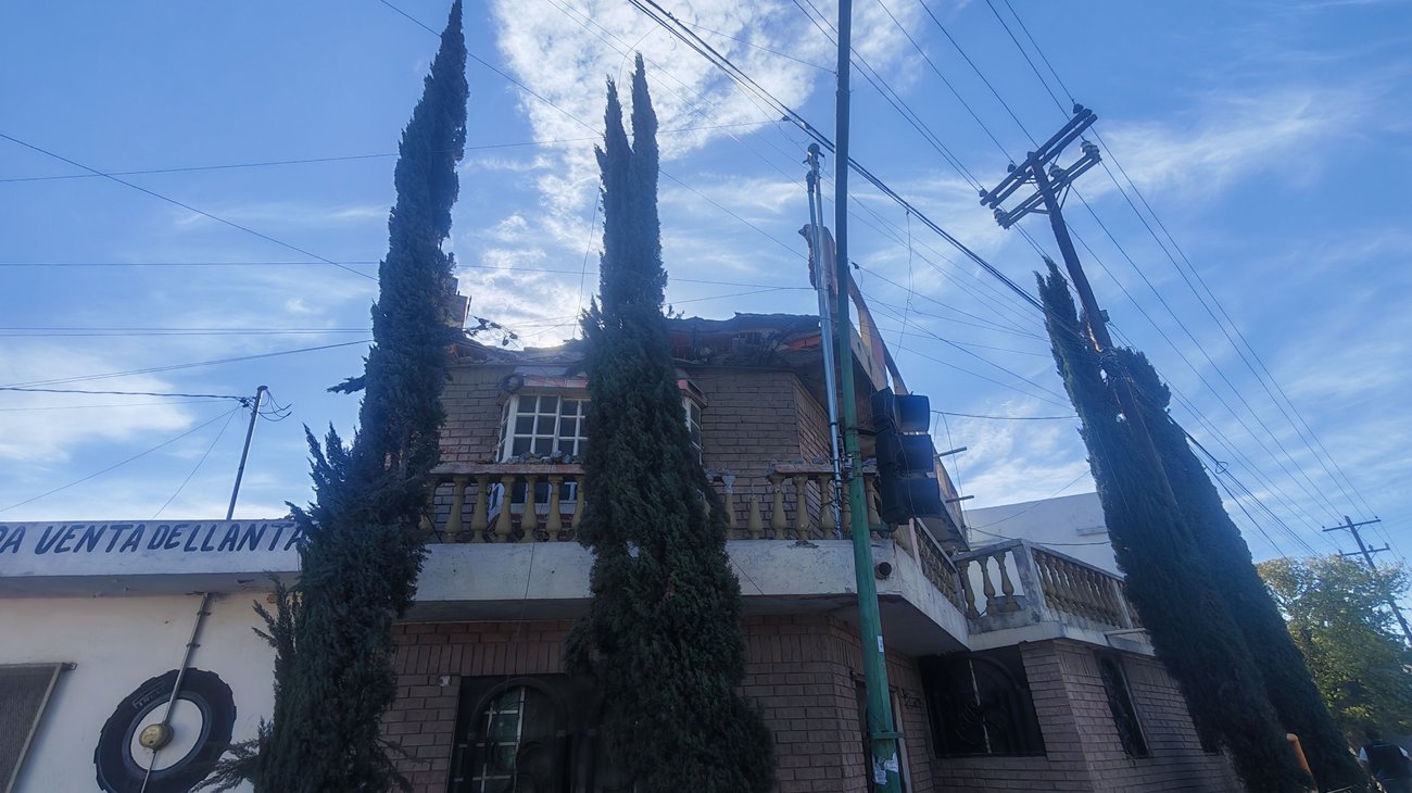 Colapsa fachada en vivienda del centro de Monterrey