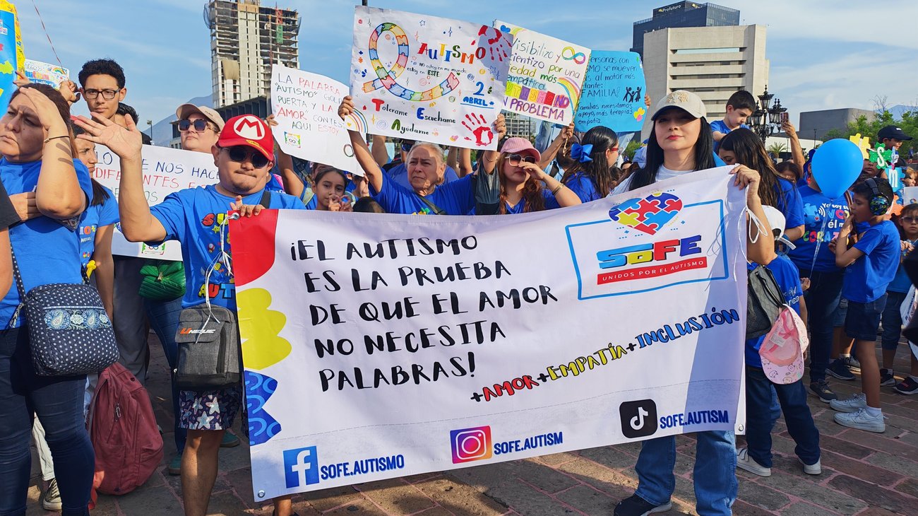 Marchan regios para concientizar sobre el autismo