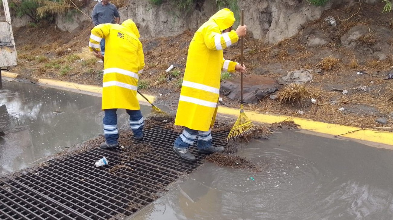 Limpia Monterrey 2,500 parrillas pluviales tras lluvias