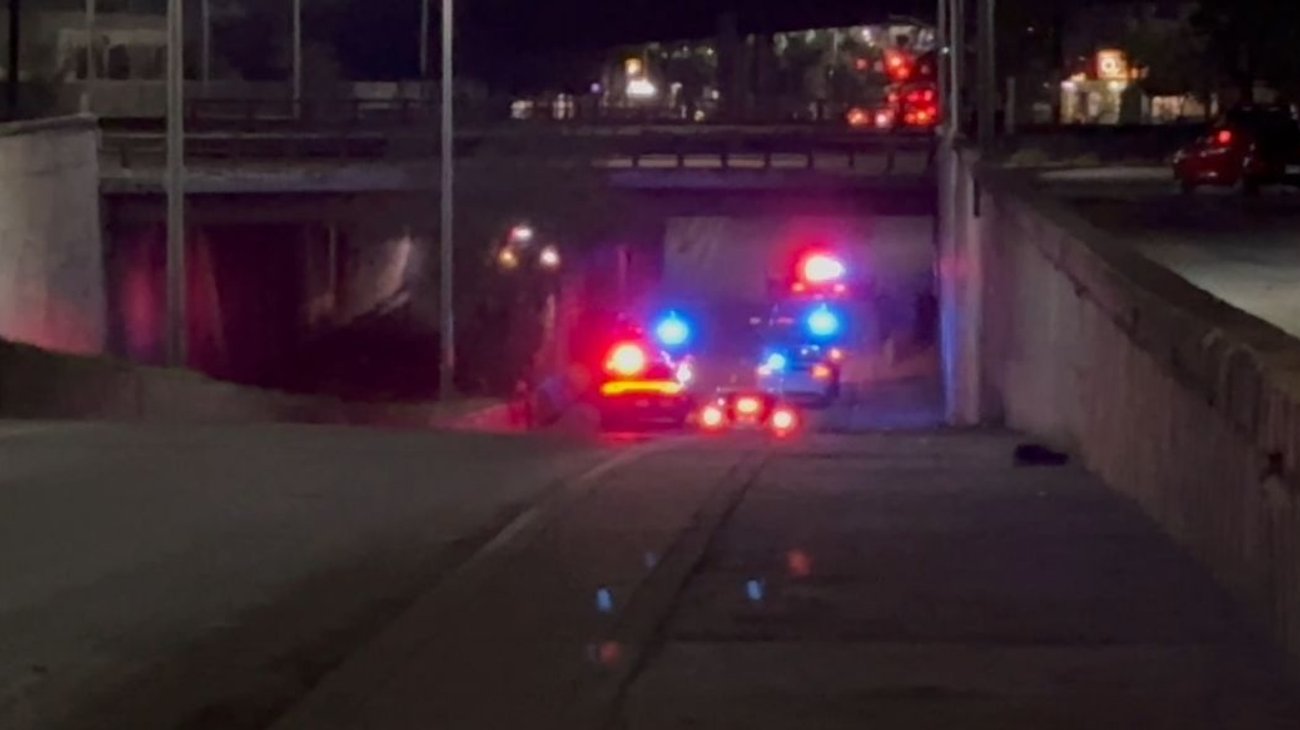 Localizan a hombre sin vida en paso a desnivel de Bernardo Reyes