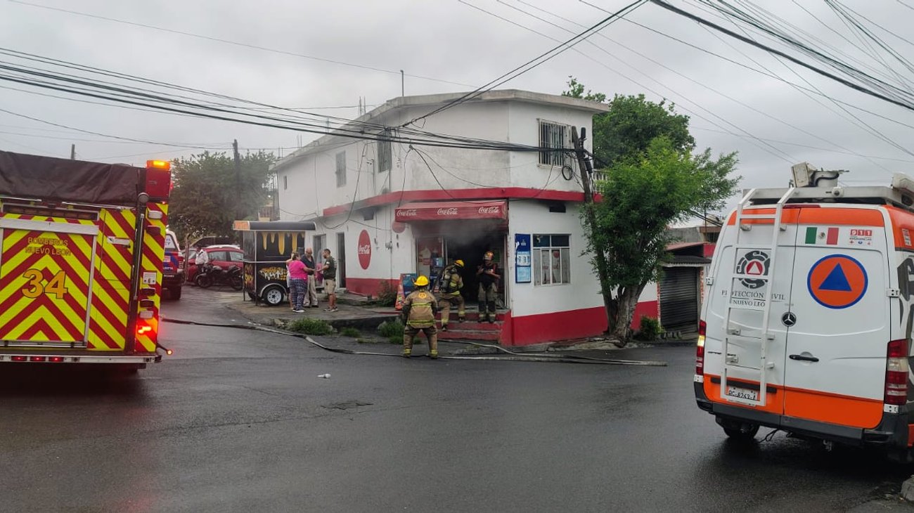 Incendio en comercio moviliza a cuerpos de auxilio en Monterrey
