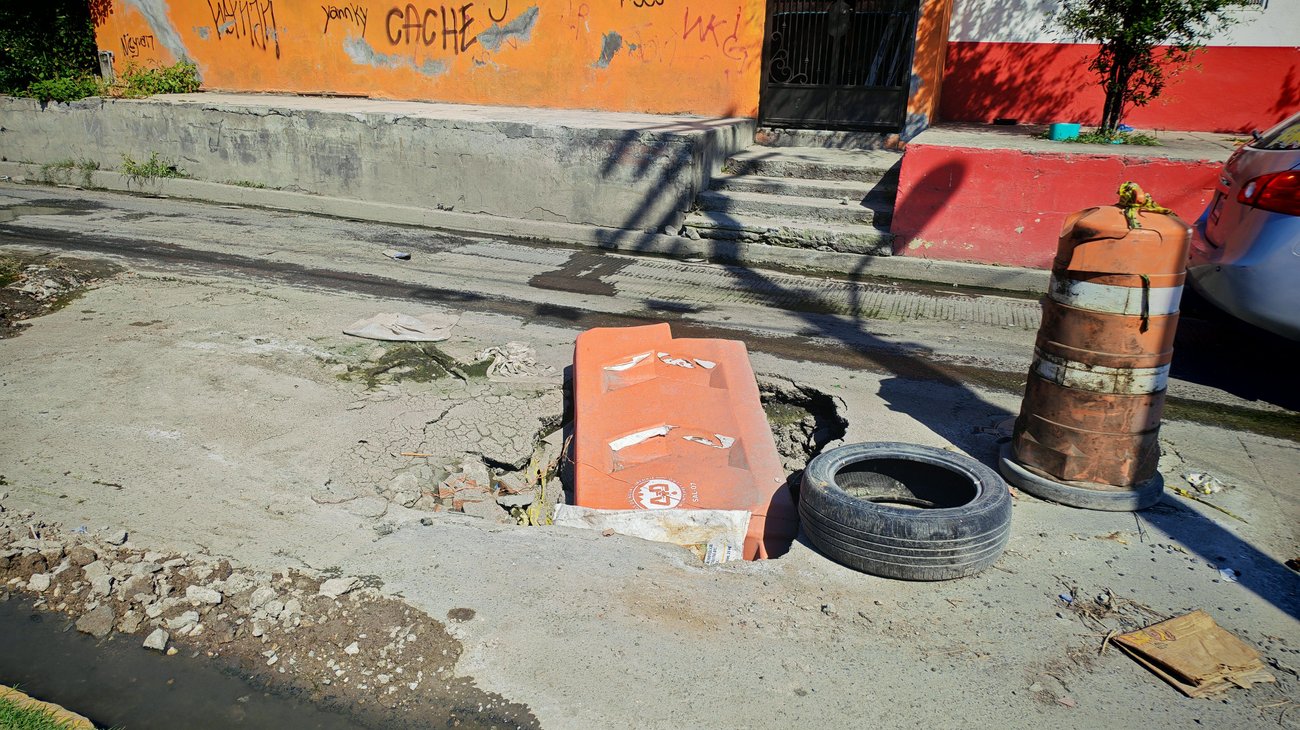 Reportan fuga de agua y socavón en colonia Carmen Serdán