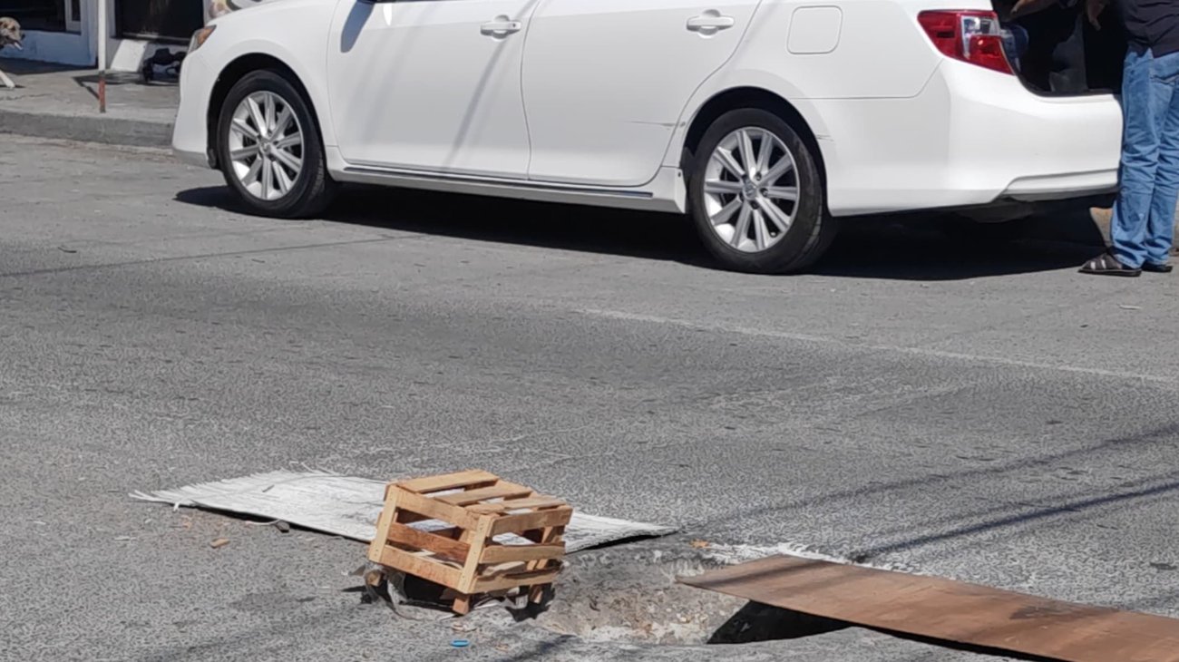 Denuncian alcantarilla abierta en Valle de Santa Lucía