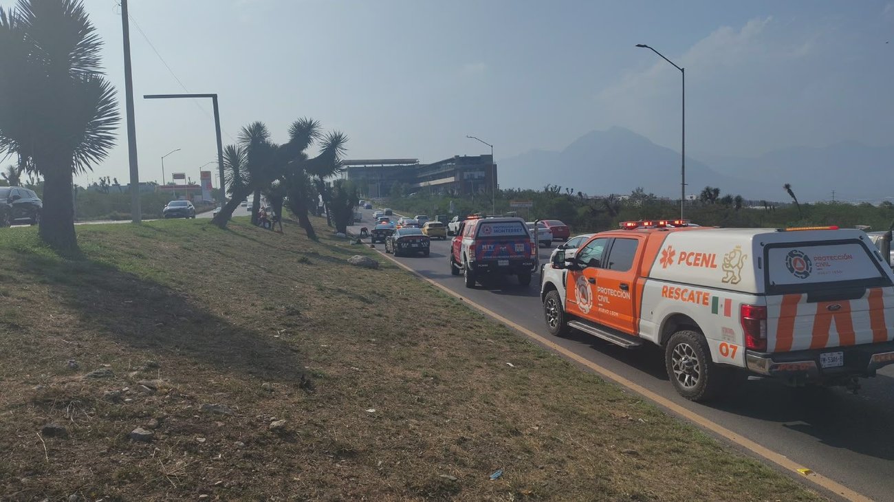 Incendio consume camioneta en Paseo de los Leones