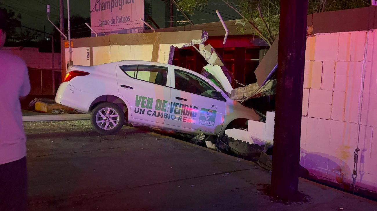 Auto choca contra barda de casa de retiro en Monterrey