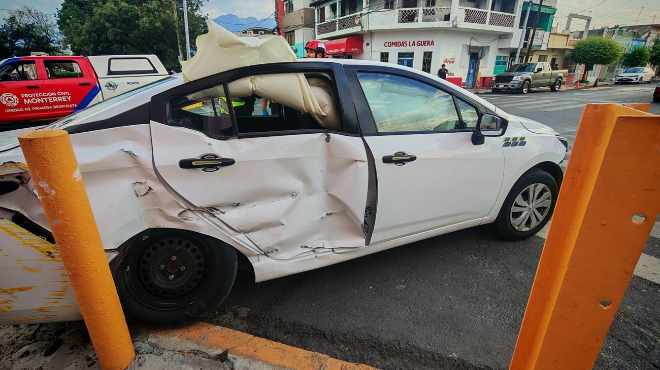 Mujer resulta herida en choque entre taxi y patrulla en el Centro