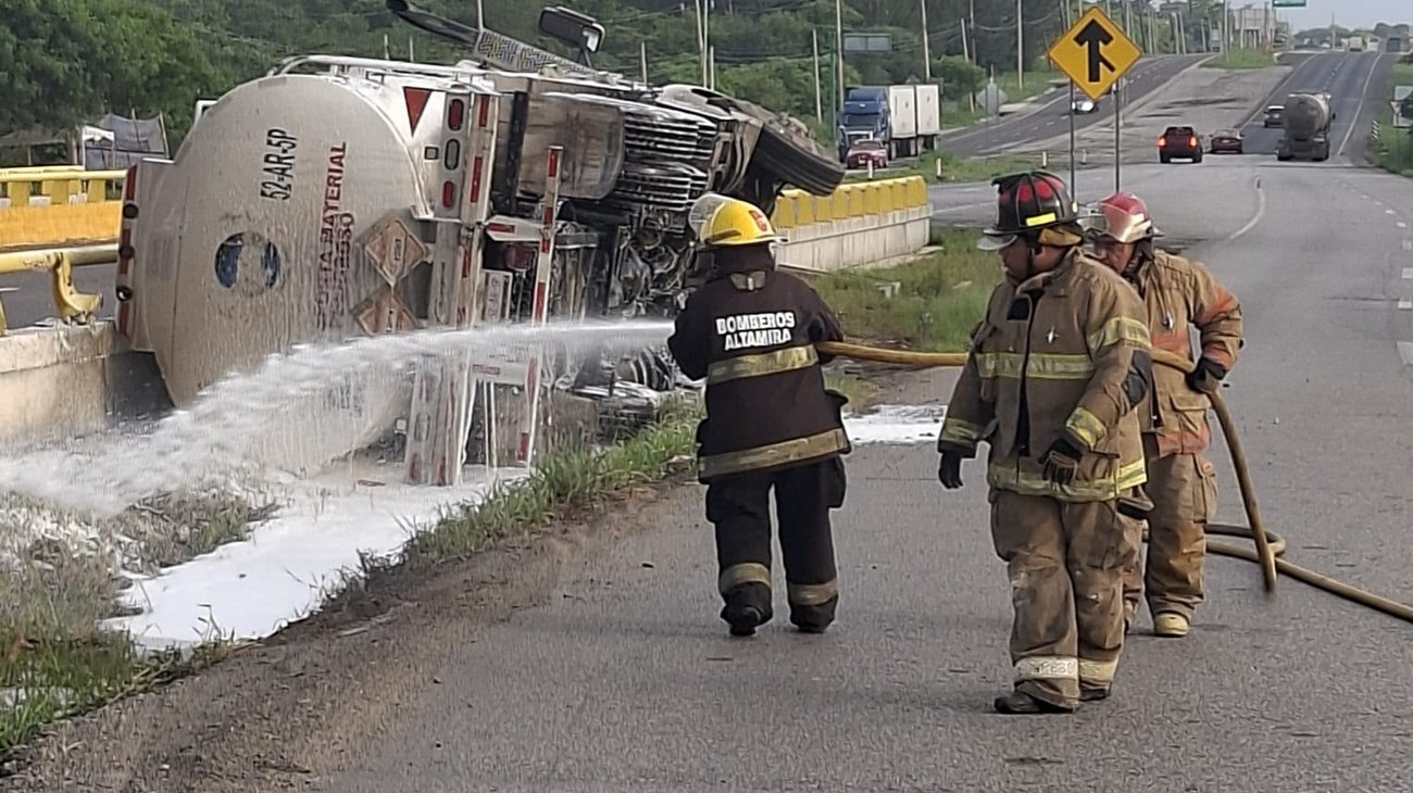 Derrame de gasolina activa alerta tras volcadura en Altamira