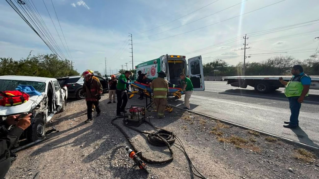 Conductor queda atrapado tras choque en Ciénega de Flores