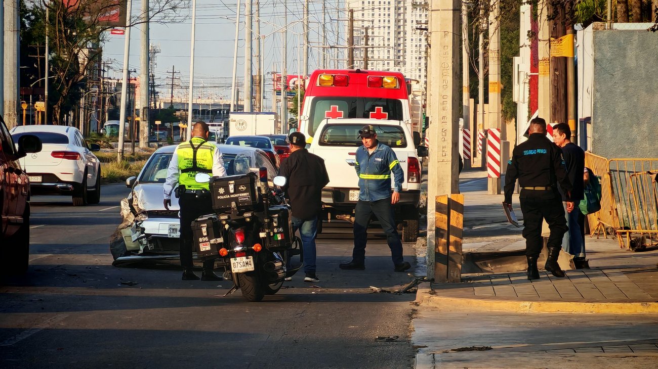 Conductor se queda dormido y choca contra tráiler en Monterrey