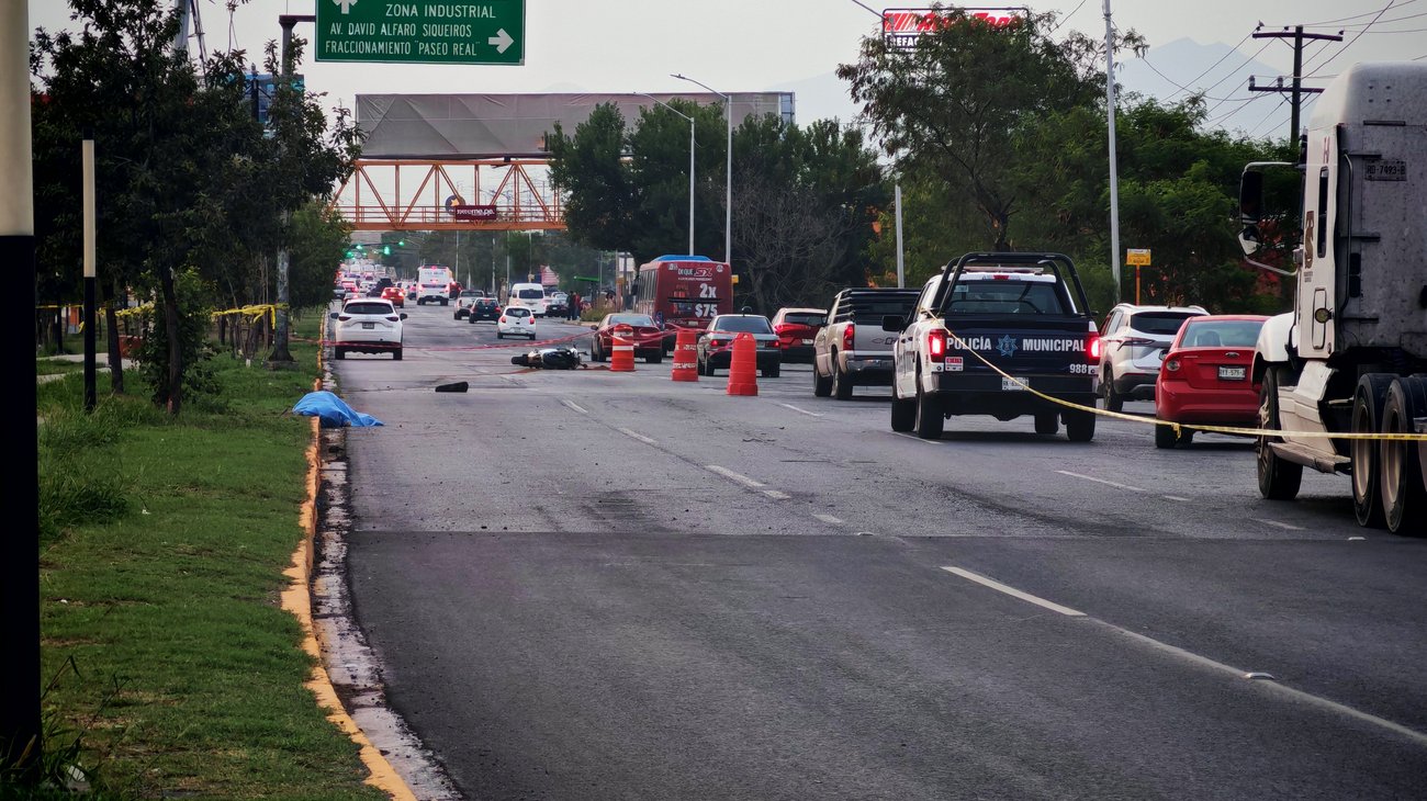 Muere motociclista tras impactarse contra el camellón en Escobedo