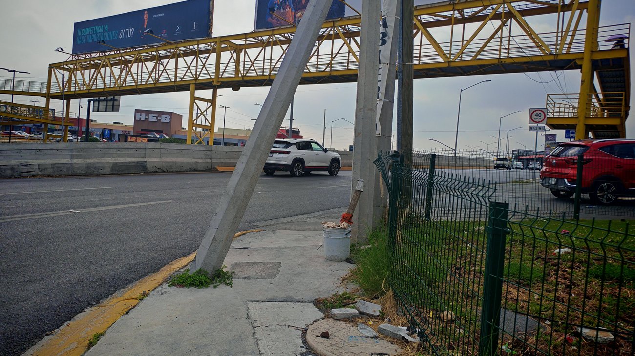 Reportan poste a punto de caer sobre Paseo de los Leones