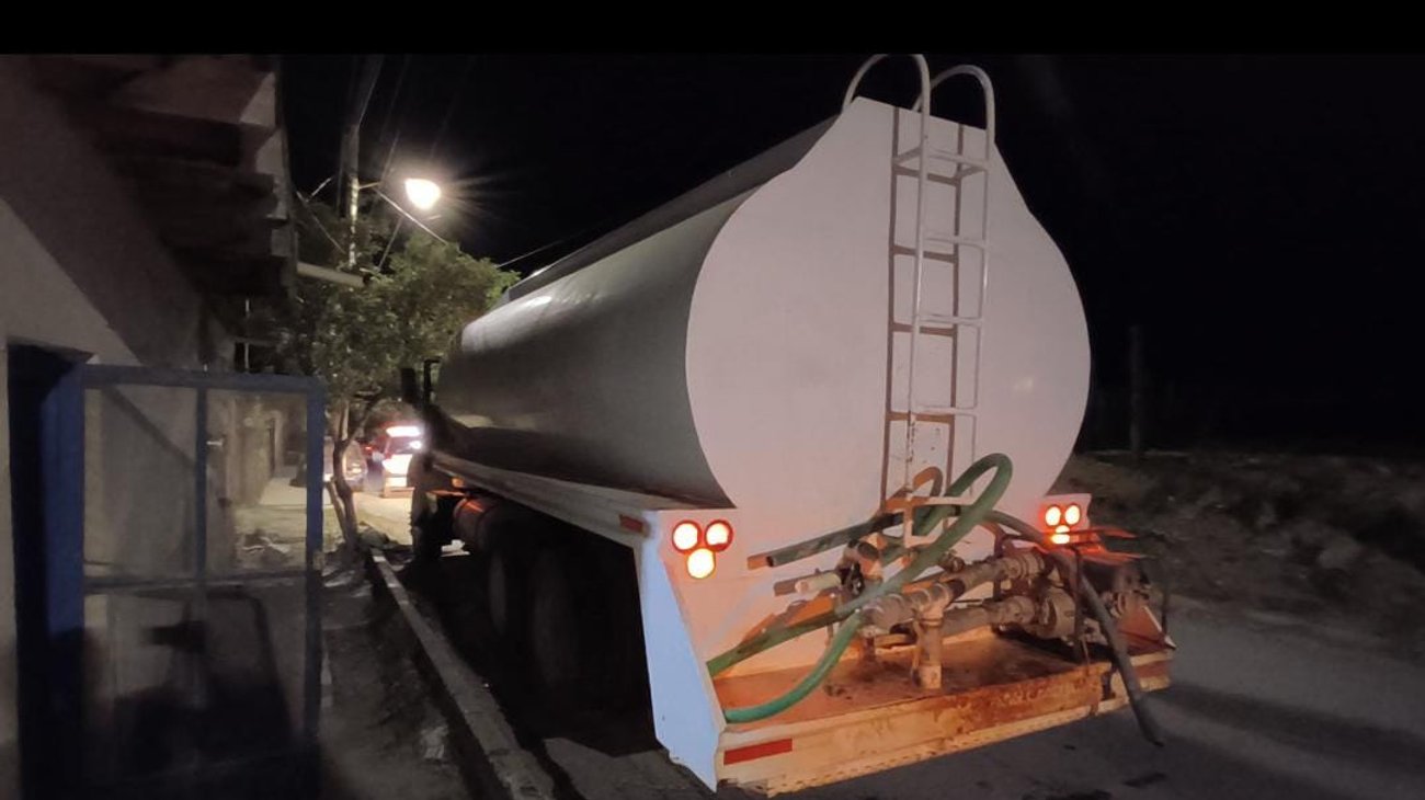 Parrenses enfrentan varios días sin agua; reciben apoyo con pipas