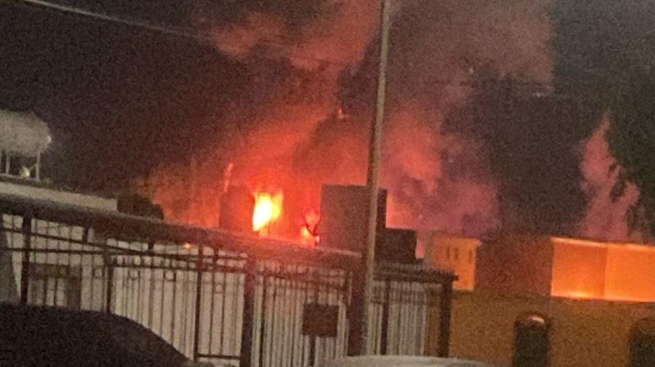 Vecinos combaten incendio en vivienda de Parras de la Fuente