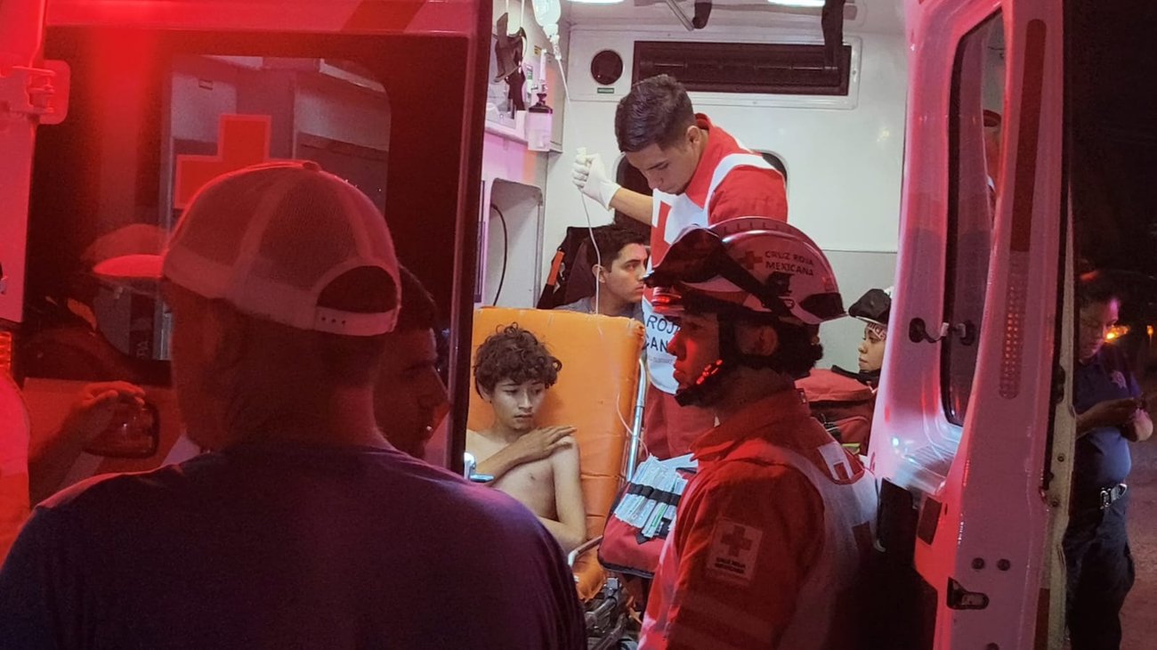 Choque de motocicletas deja a dos jóvenes lesionados en Parras