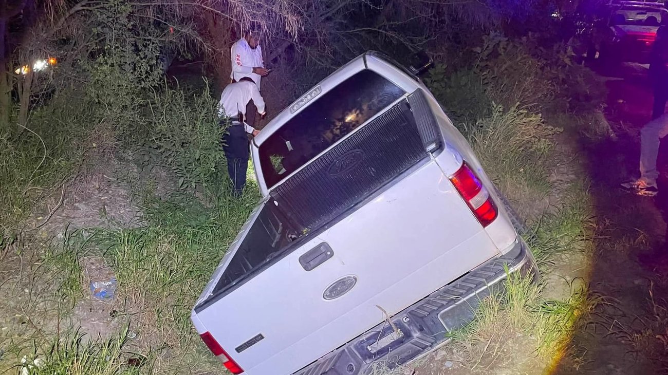Conductor cae con camioneta a acequia en Parras
