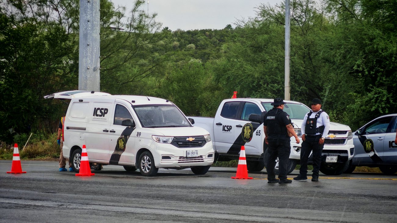 Muere motociclista tras ser arrollado por tráiler en Pesquería