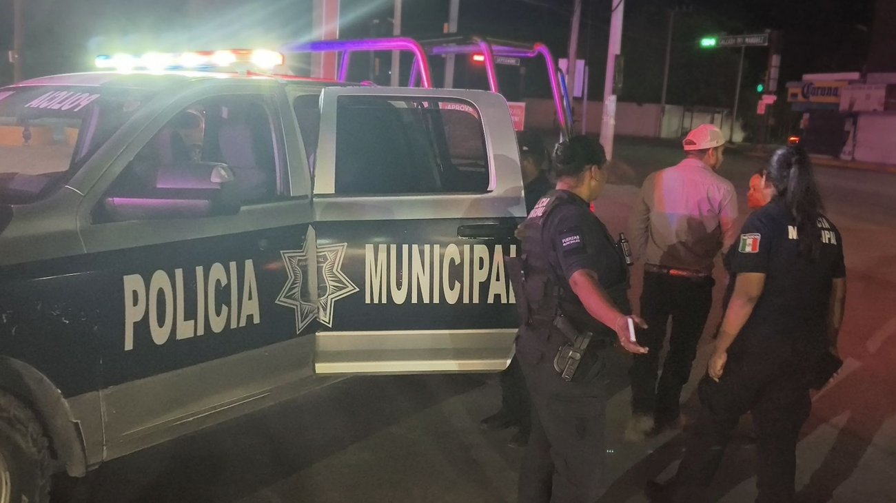 Choque entre auto y moto deja daños en gasolinera de Parras