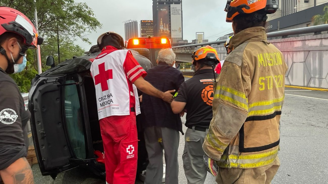 Volcadura moviliza a cuerpos de auxilio en Morones Prieto